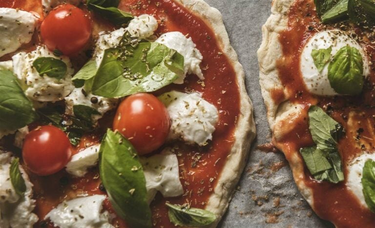 Fresh margherita pizza with tomato and basil